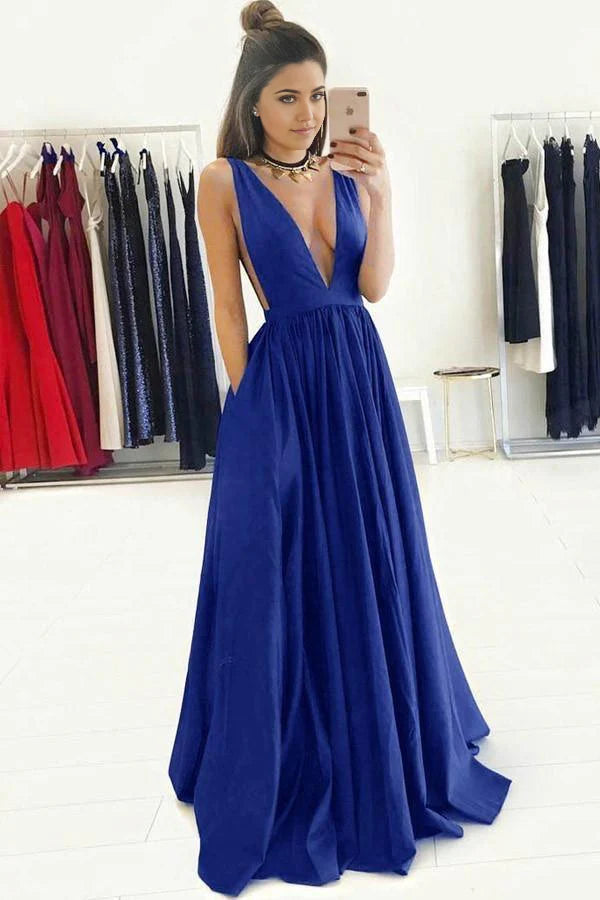 Vestido de noche formal azul real con escote en V profundo, cola larga y fruncido, corte A